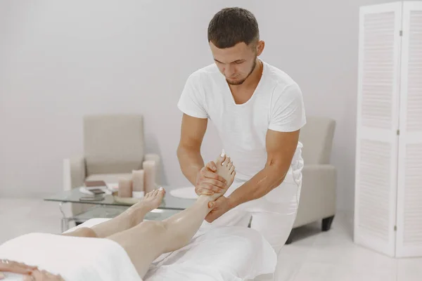 Homem médico fazer massagem ao corpo feminino — Fotografia de Stock