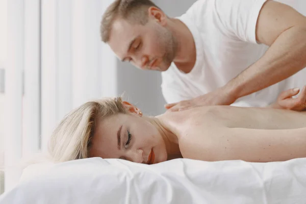 Homem médico fazer massagem ao corpo feminino — Fotografia de Stock