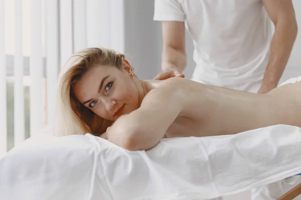 Erkek doktor kadın vücuduna masaj yapar. — Stok fotoğraf