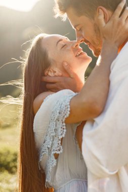 Çift dağlarda yürür.