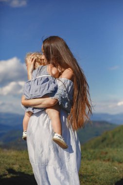 Büyük anne ve büyük baba torunlarıyla yaz dağlarında.