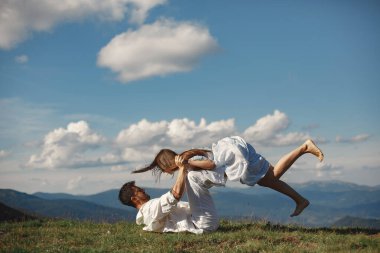 Çift dağlarda yürür.