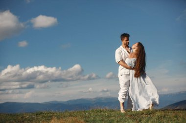 Çift dağlarda yürür.