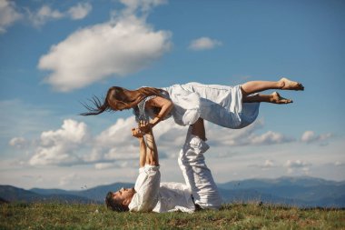 Çift dağlarda yürür.