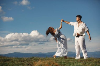 Çift dağlarda yürür.