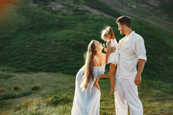 Dağlarda küçük kızı olan bir aile. — Stok fotoğraf