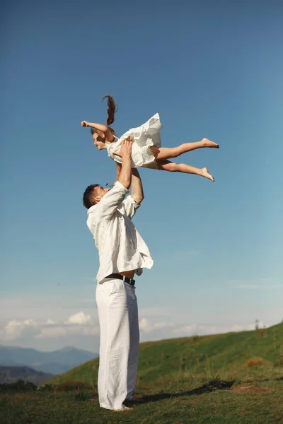 Pai brincando com a filha em uma montanha — Fotografia de Stock