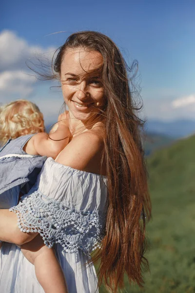 Мати і дочка і вид на гори — стокове фото