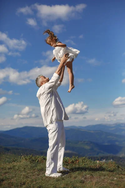 Padre jugando con la pequeña hija en una montaña —  Fotos de Stock