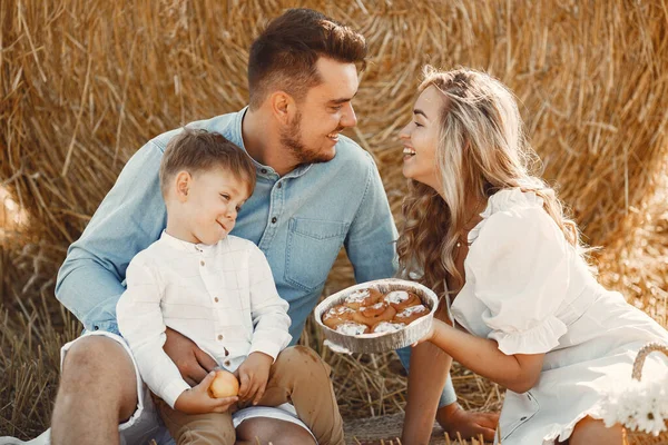 Familia en un picnic en un campo de trigo — Foto de Stock