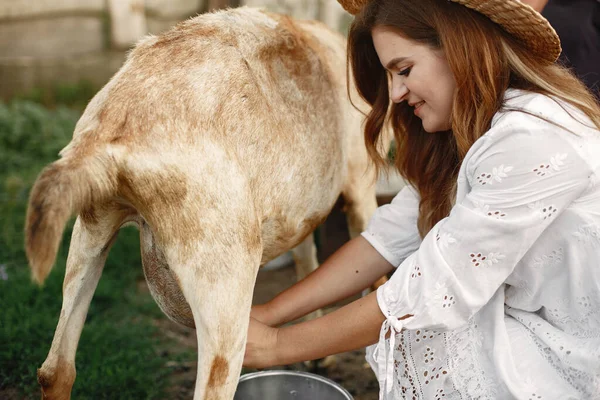 Putdoor retrato de jovem mulher feliz com cabra — Fotografia de Stock