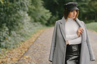 Sonbahar parkında zarif bir kadın.