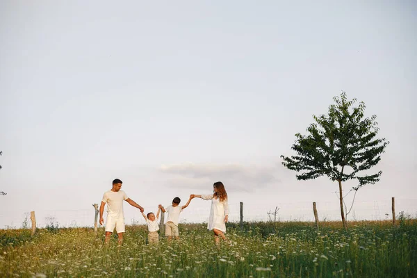 Famiglia carina che gioca in un campo estivo — Foto Stock