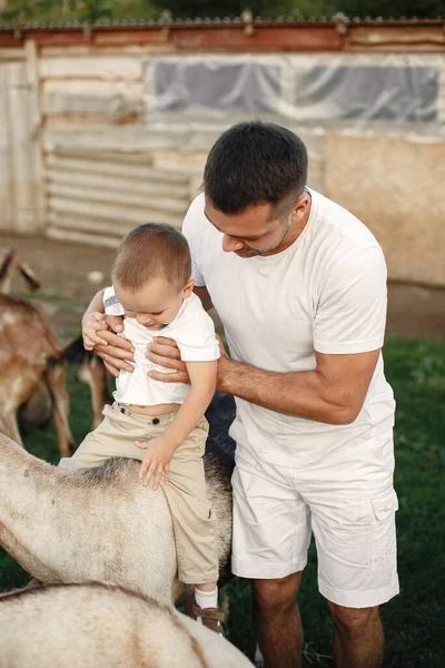 Familia pasando tiempo juntos afuera con una cabra —  Fotos de Stock