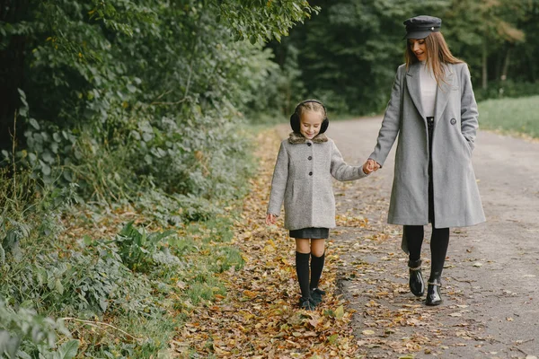 Cute and stylish family in a autumn park — Stock Photo, Image