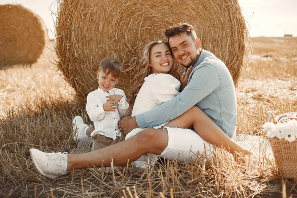 Familia con hijo pequeño en un campo de trigo — Foto de Stock