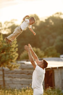 Yaz tarlasında oynayan sevimli bir aile.