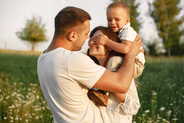 Linda familia jugando en un campo de verano —  Fotos de Stock