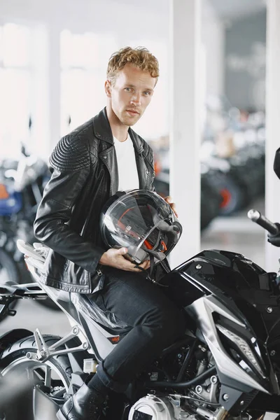 Hombre guapo eligiendo una motocicleta para comprar —  Fotos de Stock