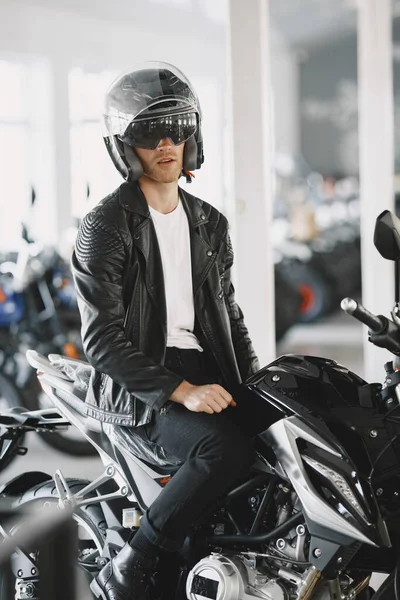 Hombre guapo eligiendo una motocicleta para comprar —  Fotos de Stock