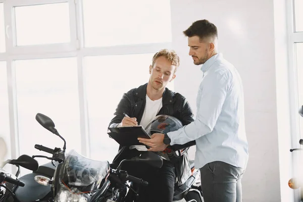 Bell'uomo che sceglie una moto da comprare — Foto Stock