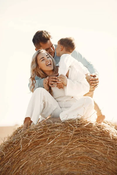 Familia con hijo pequeño en un campo de trigo —  Fotos de Stock