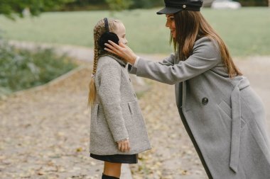 Sonbahar parkında şirin ve şık bir aile.