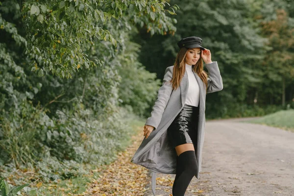 Elegant woman in a autumn park — Stock Photo, Image