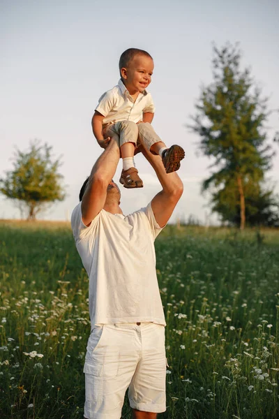 Linda familia jugando en un campo de verano —  Fotos de Stock