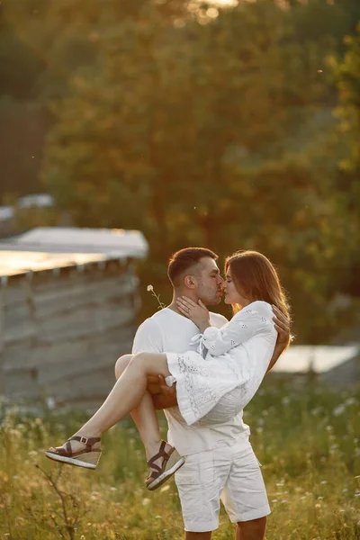 Piękna para spędza czas na letnim polu — Zdjęcie stockowe