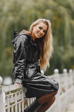 Sonbahar parkında zarif bir kadın.