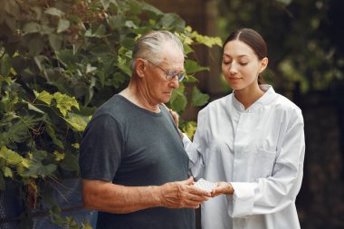 yararlı kibar doktor ile mutlu yaşlı hasta
