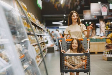 Aile süpermarketten alışveriş yapar.