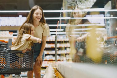 Aile süpermarketten alışveriş yapar.