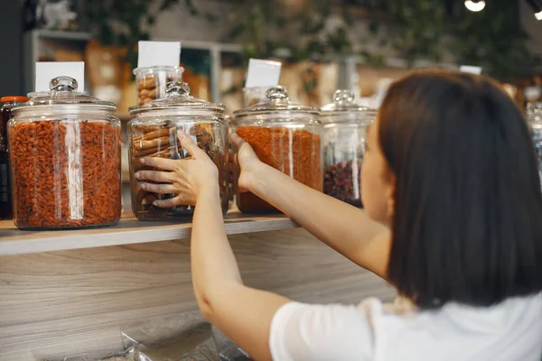 Bella donna nel negozio compra generi alimentari. — Foto Stock