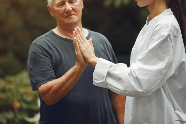 Feliz paciente anciano con amable médico servicial — Foto de Stock