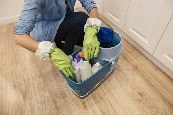 Woman with sponge and rubber gloves cleaning house — Stock Photo, Image