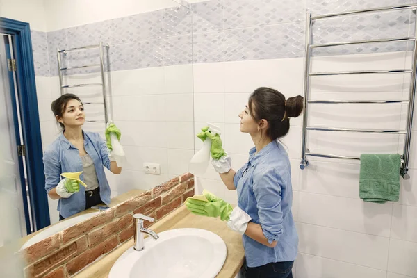 Woman with sponge and rubber gloves cleaning house — Stock Photo, Image