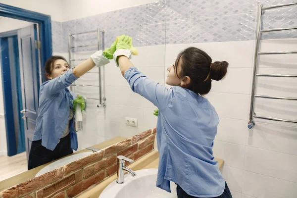 Woman with sponge and rubber gloves cleaning house — Stock Photo, Image