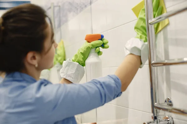 Woman with sponge and rubber gloves cleaning house — Stock Photo, Image