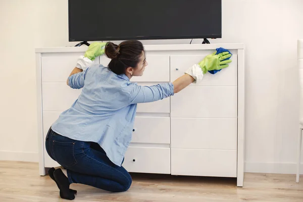 Woman with sponge and rubber gloves cleaning house — Stock Photo, Image