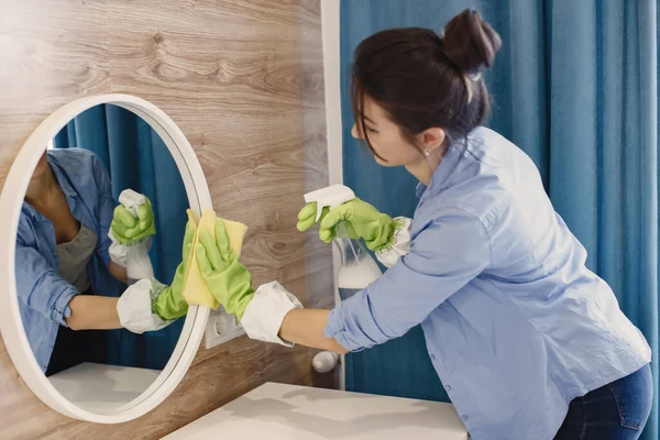 Woman with sponge and rubber gloves cleaning house — Stock Photo, Image