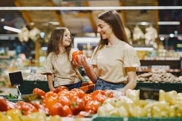 La famille achète des produits alimentaires au supermarché — Photo