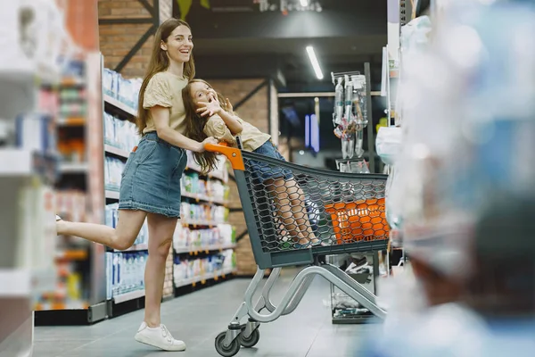 Familia eligiendo papelería escolar en el supermercado — Foto de Stock