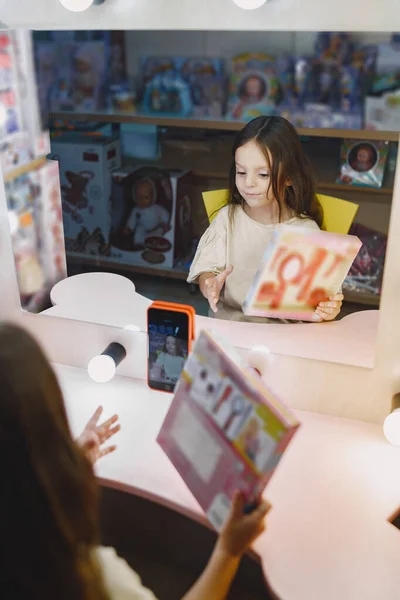 Kid tiro de vídeo com brinquedos e se divertindo — Fotografia de Stock