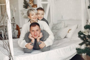 Kışlık giysiler içindeki insanlar Noel atmosferinde