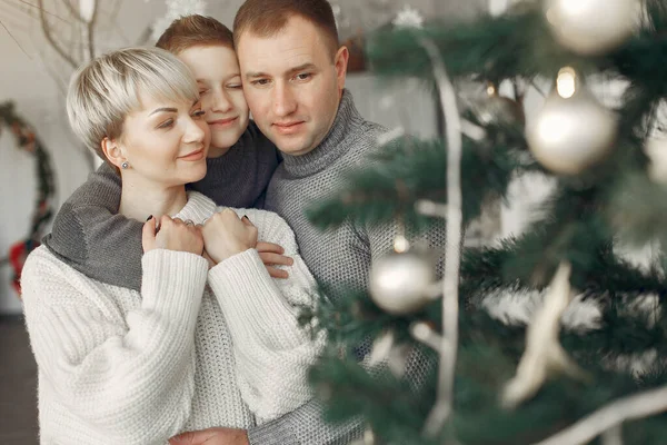 La gente en una ropa de invierno en un ambiente christmass — Foto de Stock