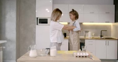 Anne ve kızı mutfaktan para kazanırken eğleniyorlar.