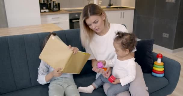 Junge Mutter verbringt Zeit mit zwei Töchtern — Stockvideo