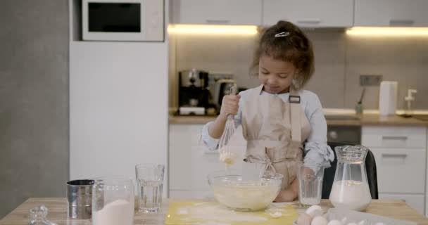 Mized-raça menina tentando cozinhar sozinho na cozinha — Vídeo de Stock